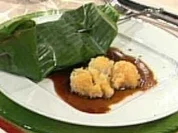 Rezept: Gegrillte Frรผchte im Bananenblatt mit asiatischer Karamellsoรe und gefรผllter Litschi (Maite Kelly) Gegrillte Frรผchte im Bananenblatt mit asiatischer Karamellsoรe und gefรผllter Litschi (Maite Kelly) - Rezept