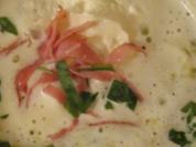 Lauchcremesuppe mit gebratenen Schinkenstreifen - Rezept