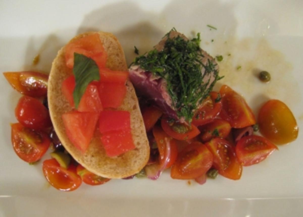 Tunfisch auf Tomatensalat mit Bruschetta - Rezept