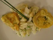 Ravioli gefüllt mit grünem Spargel an weißem Spargel-Vanillesalat - Rezept