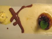 Bratapfel an Vanillesoße und Sahneeis mit lustigen Früchtchen - Rezept