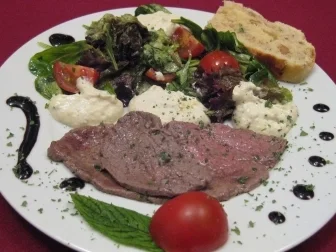 Backofencarpaccio an Salat, Creme-fraiche-Wölkchen und Walnusskrüstchen - Rezept