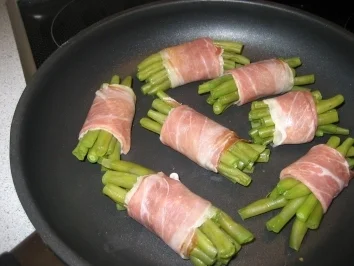 Rezept: Buschbohnen umwickelt Buschbohnen umwickelt - Rezept