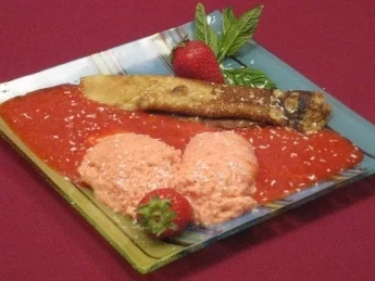 Vanille-Schaumcrepe mit Erdbeer-Limettenmousse auf Erdbeerspiegel - Rezept