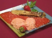 Vanille-Schaumcrepe mit Erdbeer-Limettenmousse auf Erdbeerspiegel - Rezept