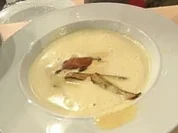 Maiscurryschaumsuppe mit knusprigem Schweinebauch und Berbere à la Jakumeit - Rezept