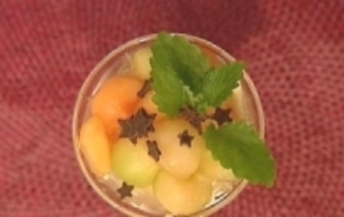 Dreierlei Melonenbällchen auf hausgemachtem Vanillepudding - Rezept