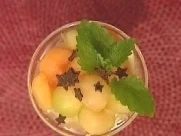 Dreierlei Melonenbällchen auf hausgemachtem Vanillepudding - Rezept