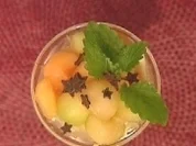 Dreierlei Melonenbällchen auf hausgemachtem Vanillepudding - Rezept