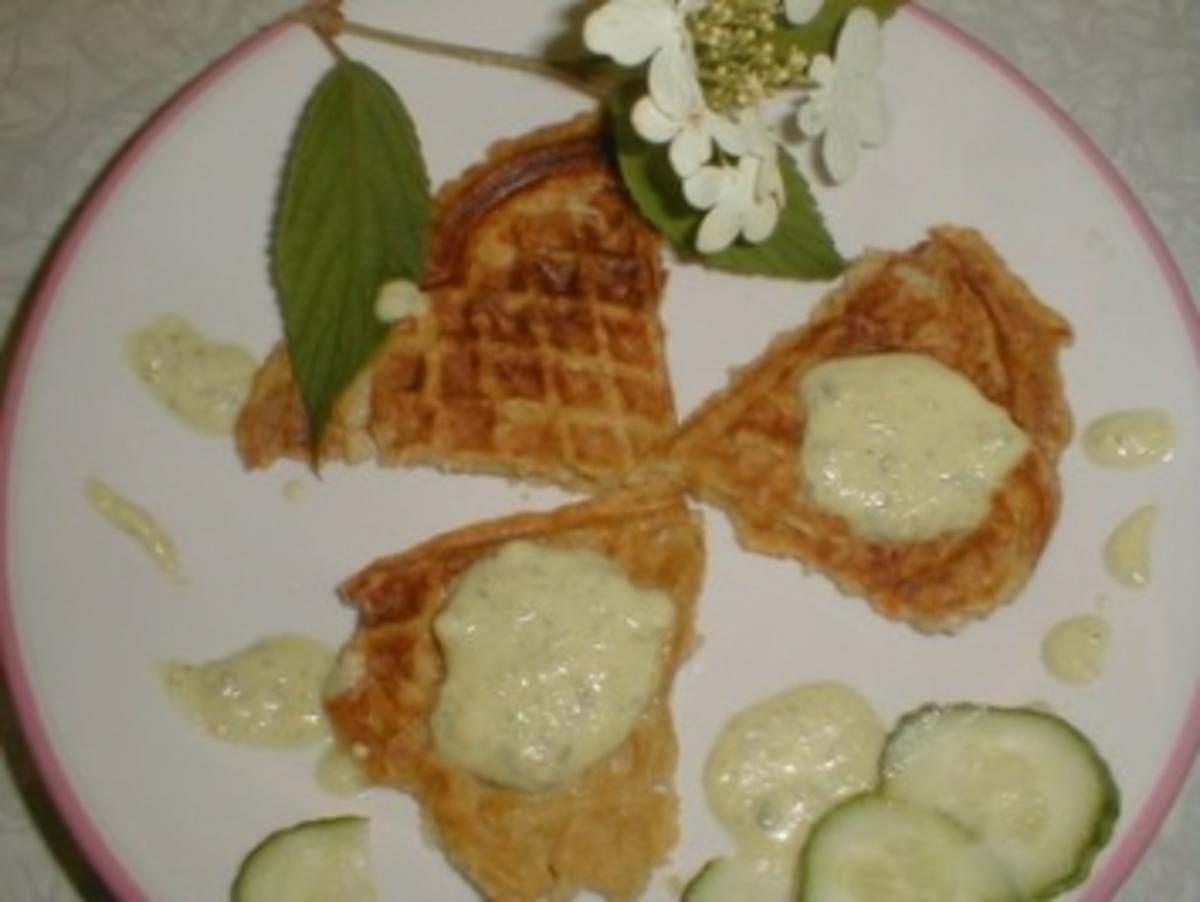 Bilder für Kartoffelwaffeln Waffeln als Grillbeilage...Beim Grillen frisch in Omas gusseisernem Waffeleisen auf dem Kohlegrill zubereiten. - Rezept