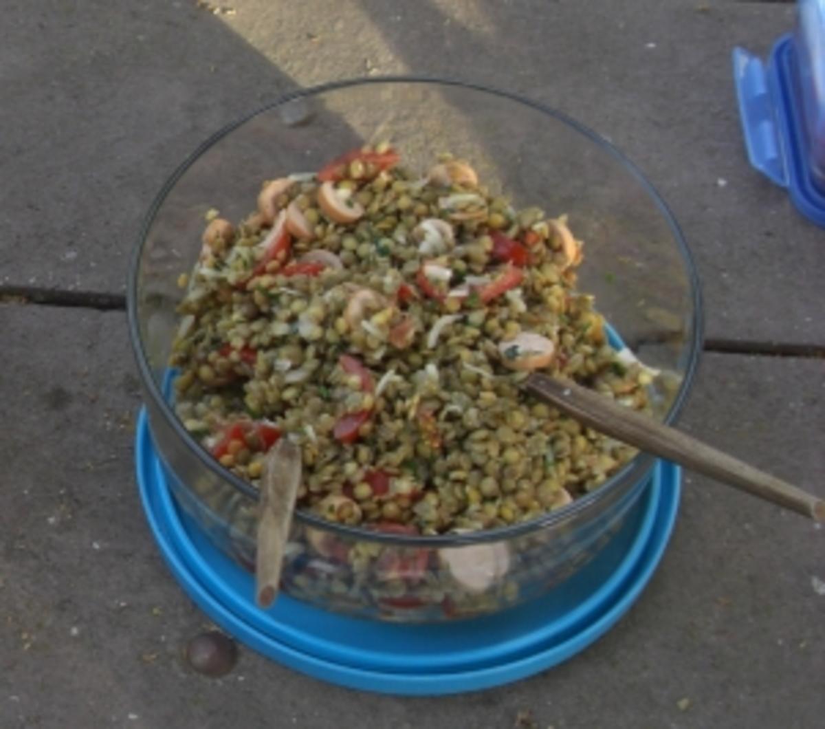 Salat-Linsensalat mit Würstchen - Rezept