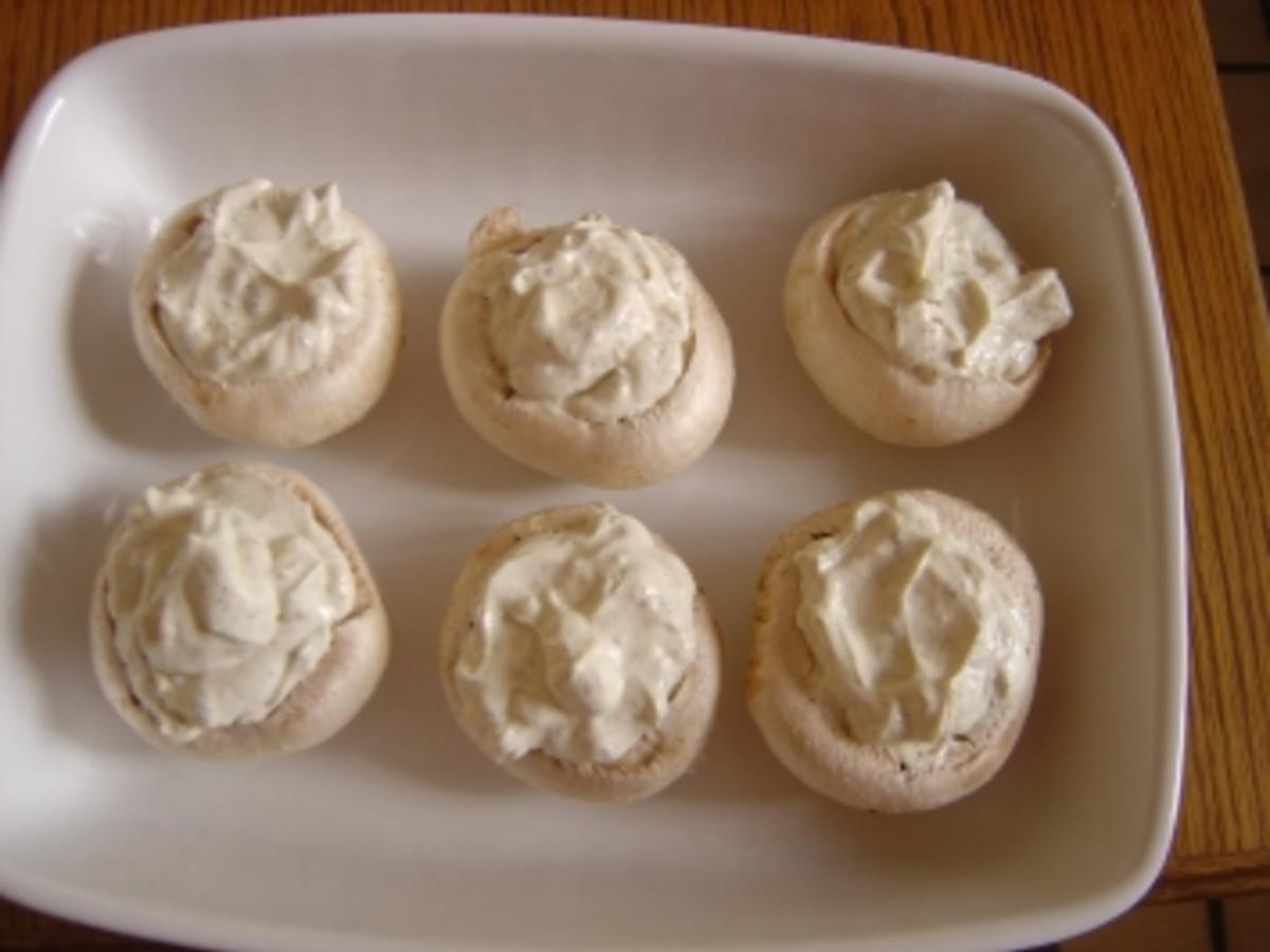 Gefüllte Champignons mit Tomatensoße und Käse überbacken - einfach ...