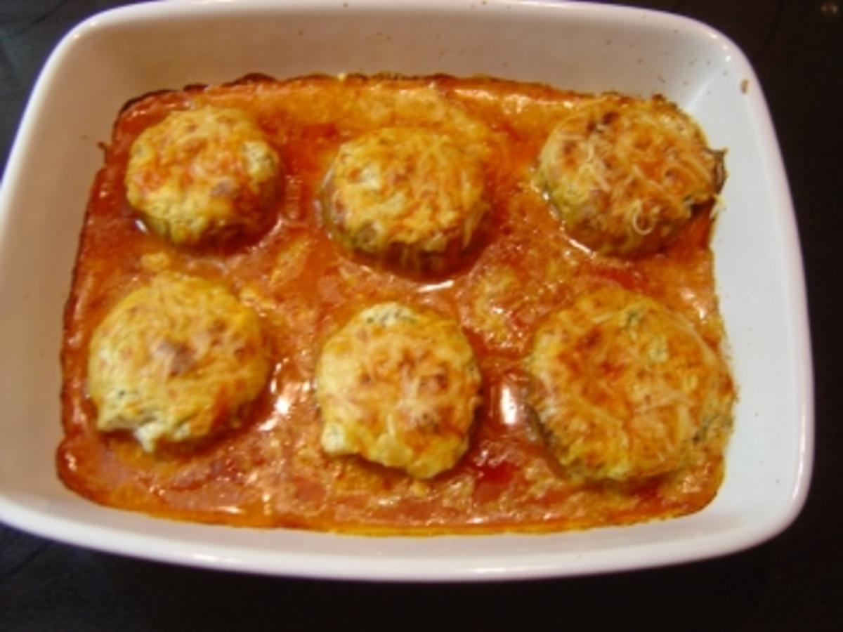 Gefüllte Champignons mit Tomatensoße und Käse überbacken - einfach ...