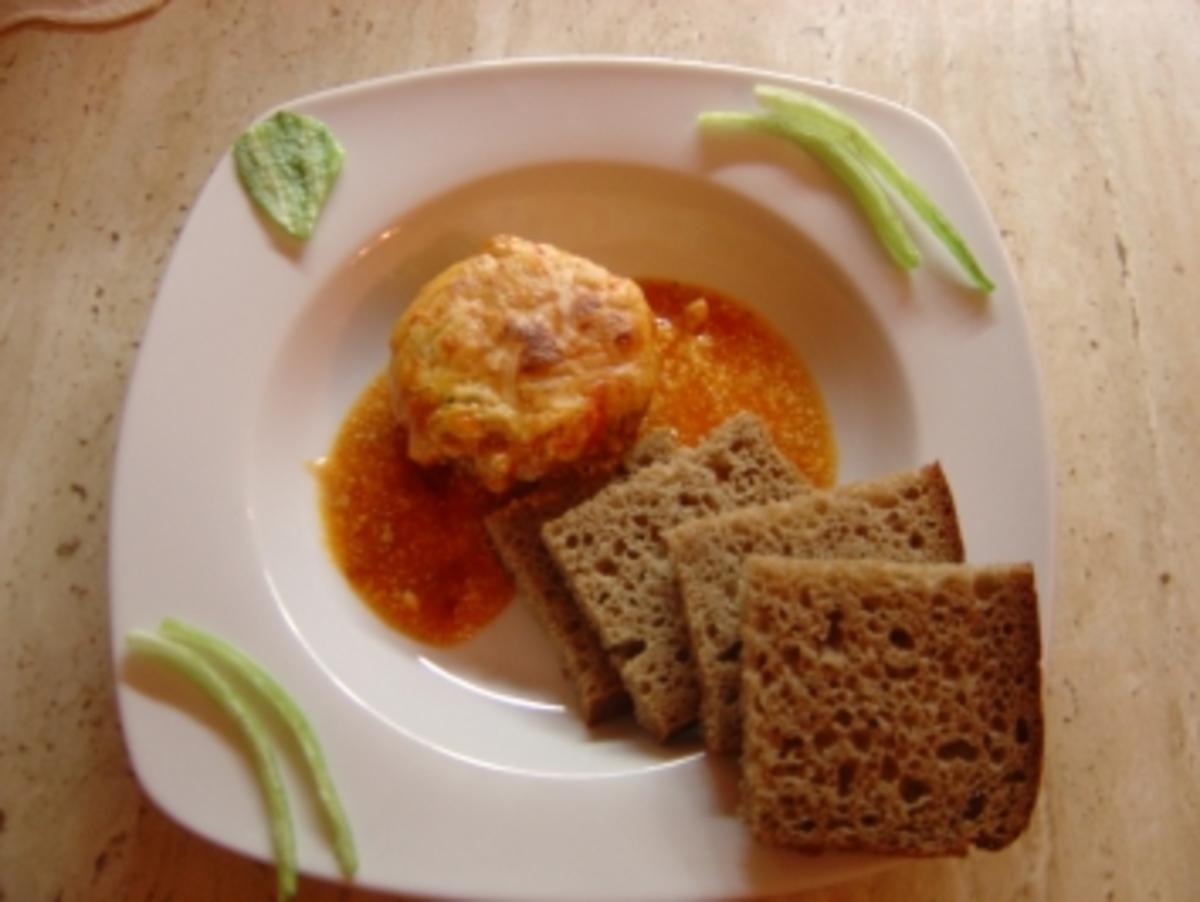 Gefüllte Champignons mit Tomatensoße und Käse überbacken - Rezept ...