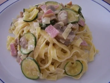 Nudeln mit Zucchini und Käse-Sahne-Sauce - Rezept