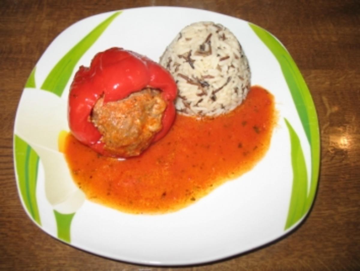 Gefüllte Paprika auf Tomatensauce - Rezept - kochbar.de
