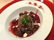 Warmer kleiner Schokokuchen mit flüssigem Kern und Sauerkirschen à la Jakumeit - Rezept