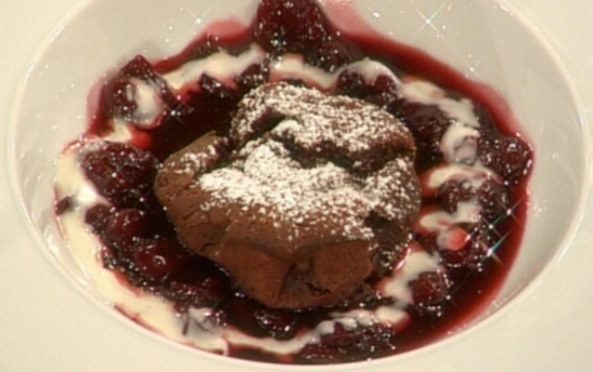 Warmer kleiner Schokokuchen mit flüssigem Kern und Sauerkirschen ...