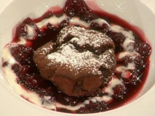 Warmer kleiner Schokokuchen mit flüssigem Kern und Sauerkirschen ...