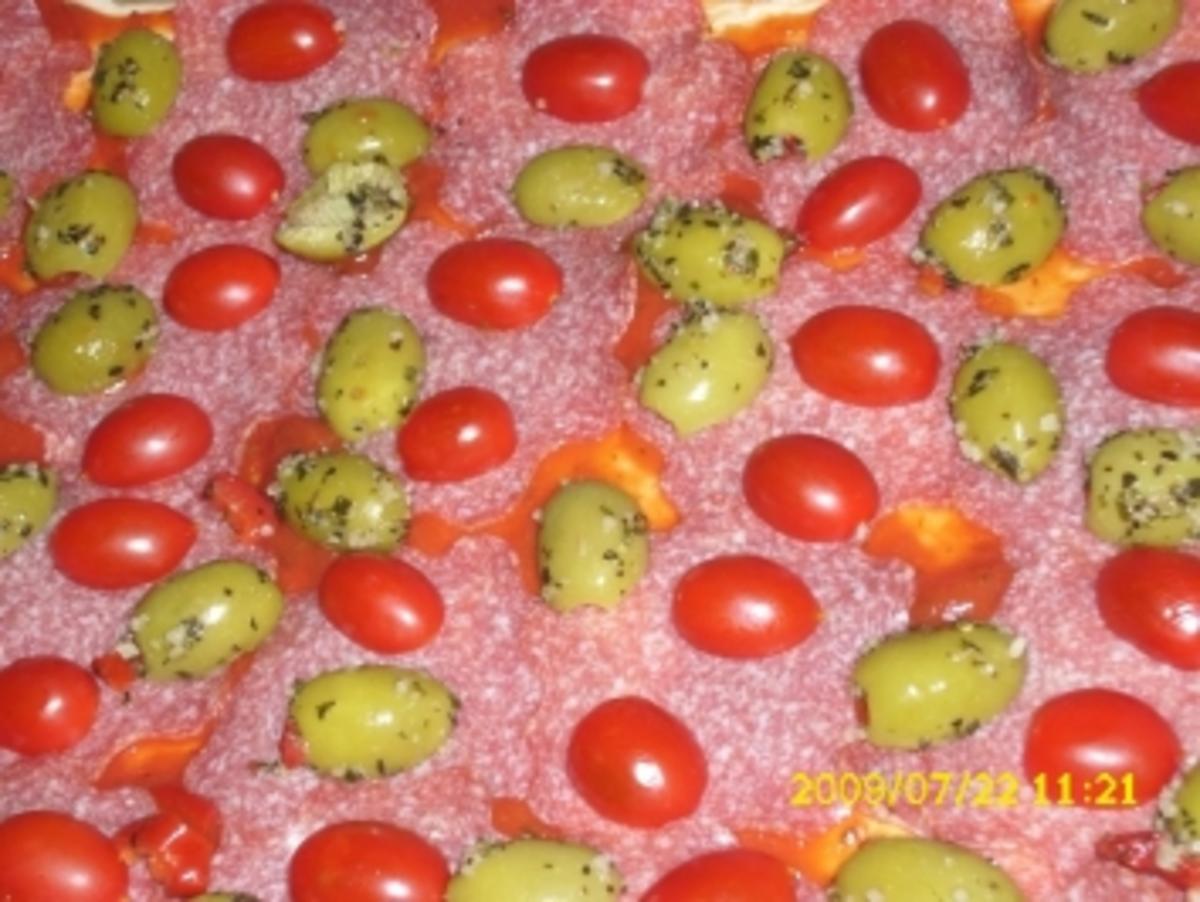 Herzhaftes Gebäck:  Salami-Pizza mit Oliven und Basilikum - Rezept - Bild Nr. 2
