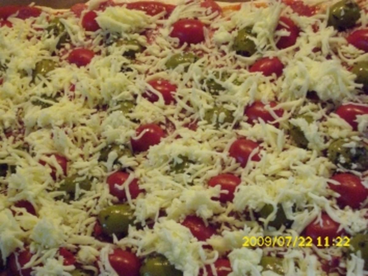 Herzhaftes Gebäck:  Salami-Pizza mit Oliven und Basilikum - Rezept - Bild Nr. 3