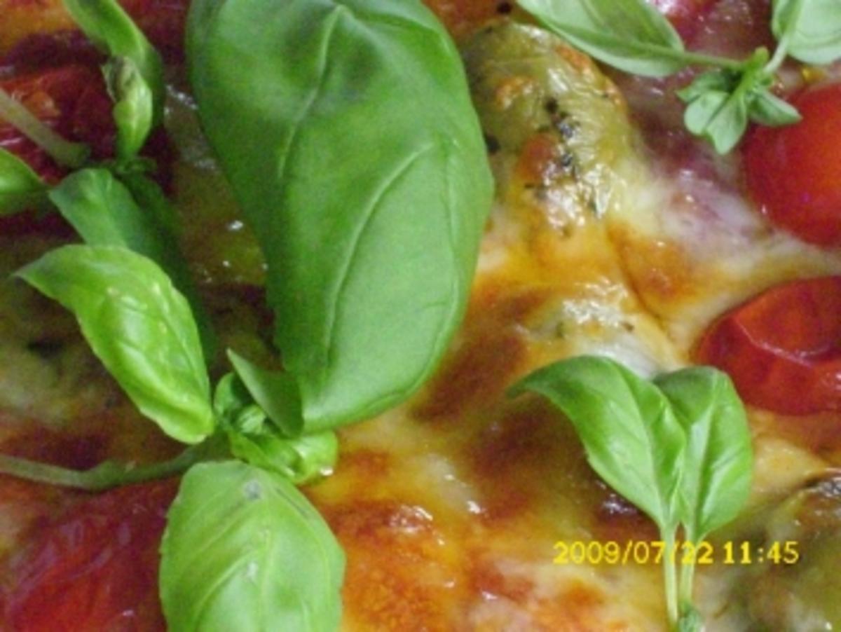 Herzhaftes Gebäck:  Salami-Pizza mit Oliven und Basilikum - Rezept
