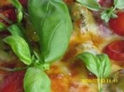 Herzhaftes Gebäck:  Salami-Pizza mit Oliven und Basilikum - Rezept