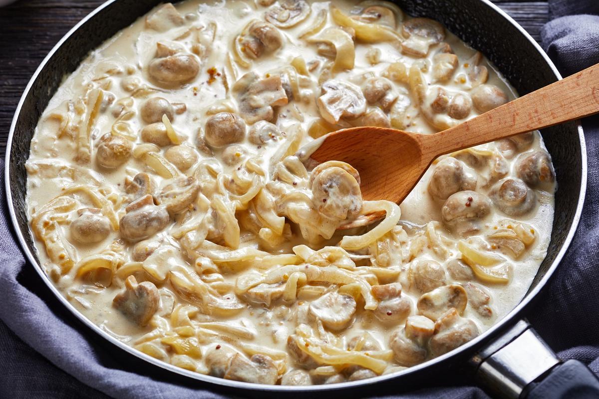 Putengeschnetzeltes Mit Champignon Rahm Sosse Rezept Kochbar De