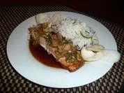 Zartes Lachsfilet unterm Ingwerhäubchen mit Soja-Zitronensoße - Rezept