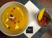 Joghurtsuppe mit Kurkuma und Mangochutney - Rezept