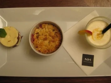 Rezept: Moussetörtchen, eisgekühlter Shake und heißer Pfirsich-Himbeercrumble Moussetörtchen, eisgekühlter Shake und heißer Pfirsich-Himbeercrumble - Rezept