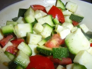 Grün und Rot in selbstgemachten weiß-grünen Schwimmigpool - Rezept