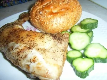 Hähnchenkeule in schwarzer Lackkorsage an Sesambrötchen und Gurkenscheiben - Rezept