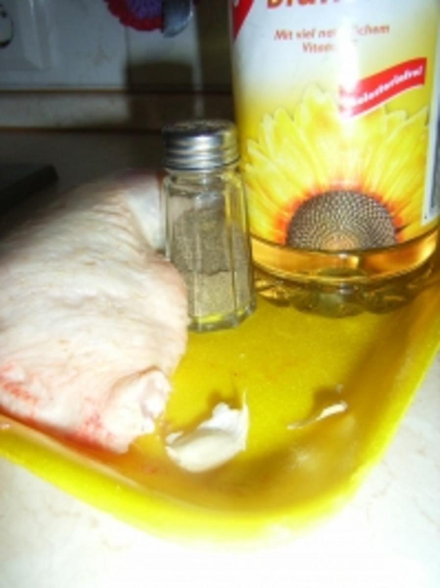Hähnchenkeule in schwarzer Lackkorsage an Sesambrötchen und Gurkenscheiben - Rezept - Bild Nr. 2