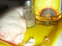 Hähnchenkeule in schwarzer Lackkorsage an Sesambrötchen und Gurkenscheiben - Rezept - Bild Nr. 2