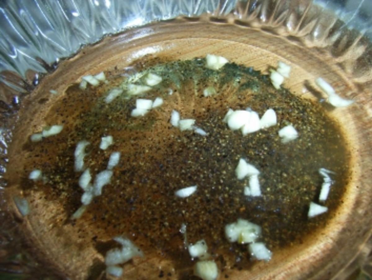 Hähnchenkeule in schwarzer Lackkorsage an Sesambrötchen und Gurkenscheiben - Rezept - Bild Nr. 3