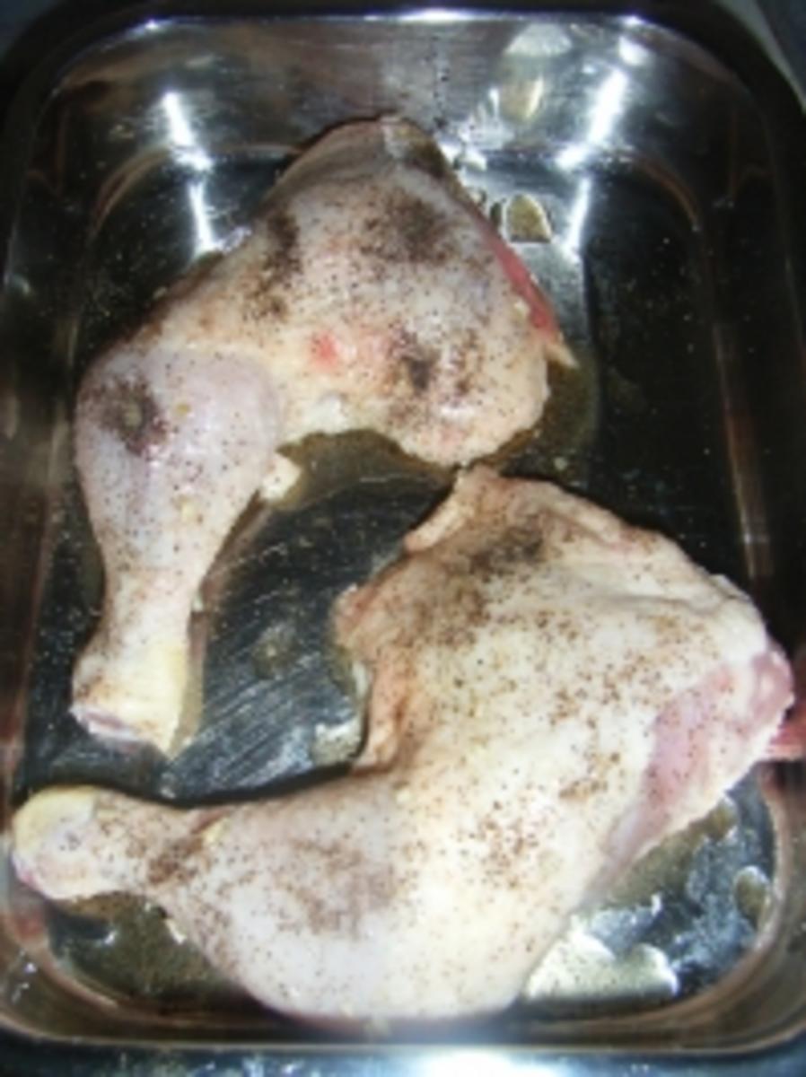 Hähnchenkeule in schwarzer Lackkorsage an Sesambrötchen und Gurkenscheiben - Rezept - Bild Nr. 4