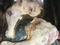 Hähnchenkeule in schwarzer Lackkorsage an Sesambrötchen und Gurkenscheiben - Rezept - Bild Nr. 4