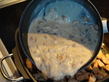 Rezept: Camembert-Steakes in Champignonsoße Bild Nr. 4 Camembert-Steakes in Champignonsoße - Rezept - Bild Nr. 4