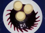 Vanillepudding-Törtchen auf Fruchtspiegel - Rezept