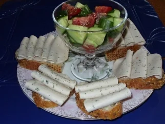 Rezept: Abend-Brote mit Tomaten und Gurkenstückchen Abend-Brote mit Tomaten und Gurkenstückchen - Rezept