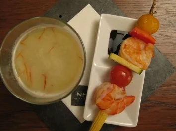 Rezept: Grüner Kartoffeltee mit Schaum dazu Gemüse-Garnelenspieß Grüner Kartoffeltee mit Schaum dazu Gemüse-Garnelenspieß - Rezept