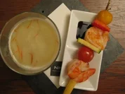 Grüner Kartoffeltee mit Schaum dazu Gemüse-Garnelenspieß - Rezept