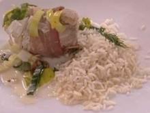 Seelachsroulade im Speckmantel mit Meerrettich- und Kapernfüllung auf Reis - Rezept