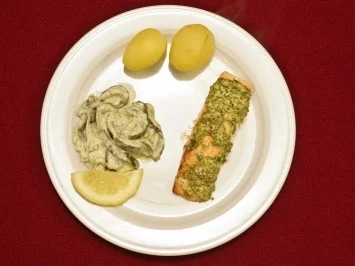Lachsfilet mit Senfkruste und Gurkengemüse (Mickie Krause) - Rezept