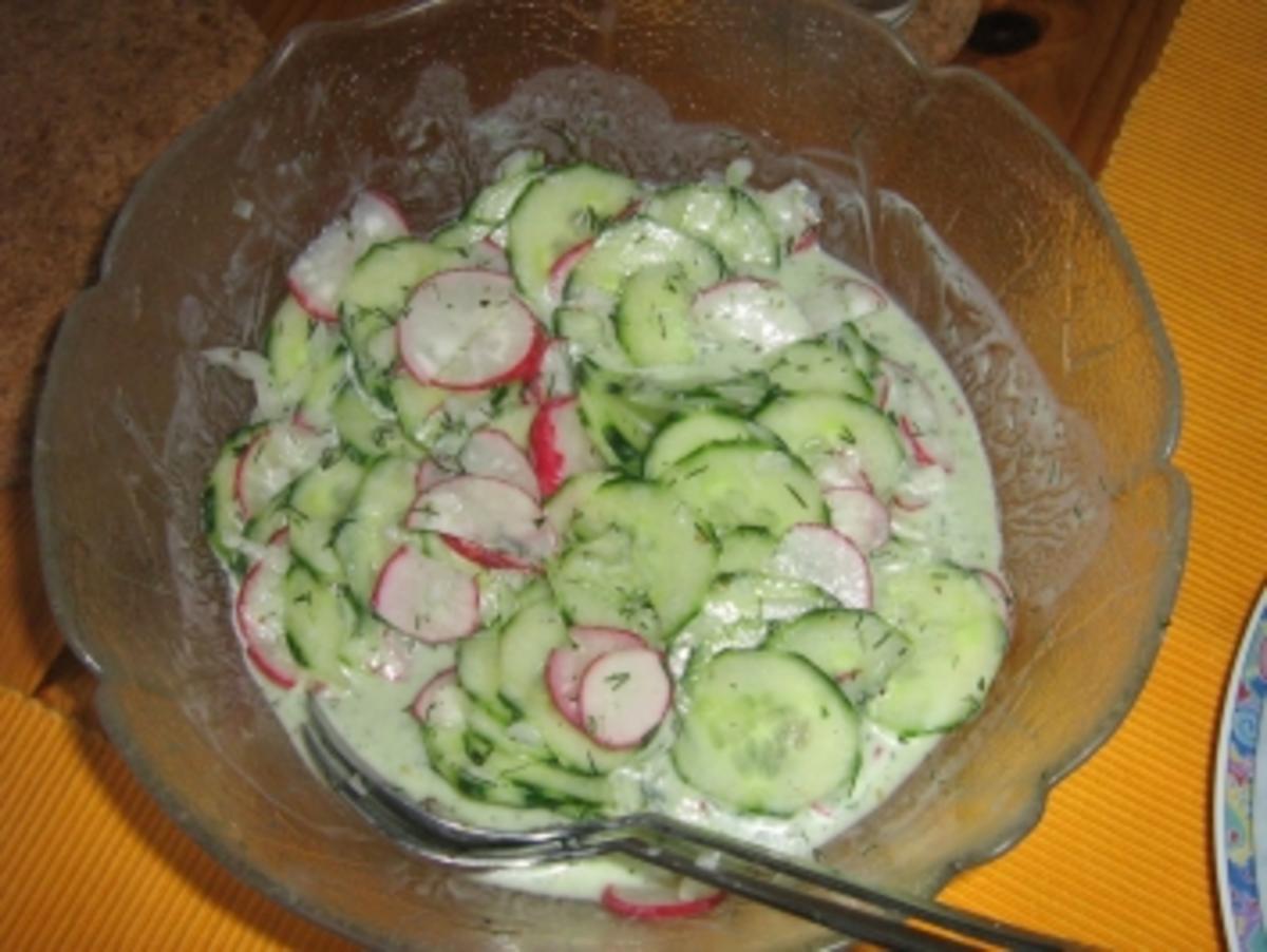 Gurkensalat mit Radieschen - Rezept