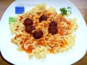 Rezept: Brätbällchen in Tomate mit Nudeln Brätbällchen in Tomate mit Nudeln - Rezept
