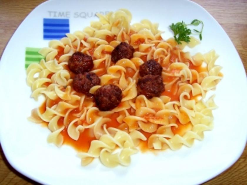 Brätbällchen in Tomate mit Nudeln - einfach - 139 kcal/100g