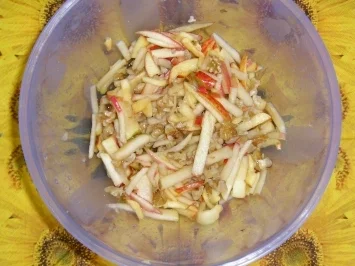 Apfelsalat mit Nüssen - Rezept