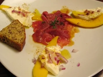 Exotischer Caprese mit Tunfischcarpaccio und Logi-Brot - Rezept
